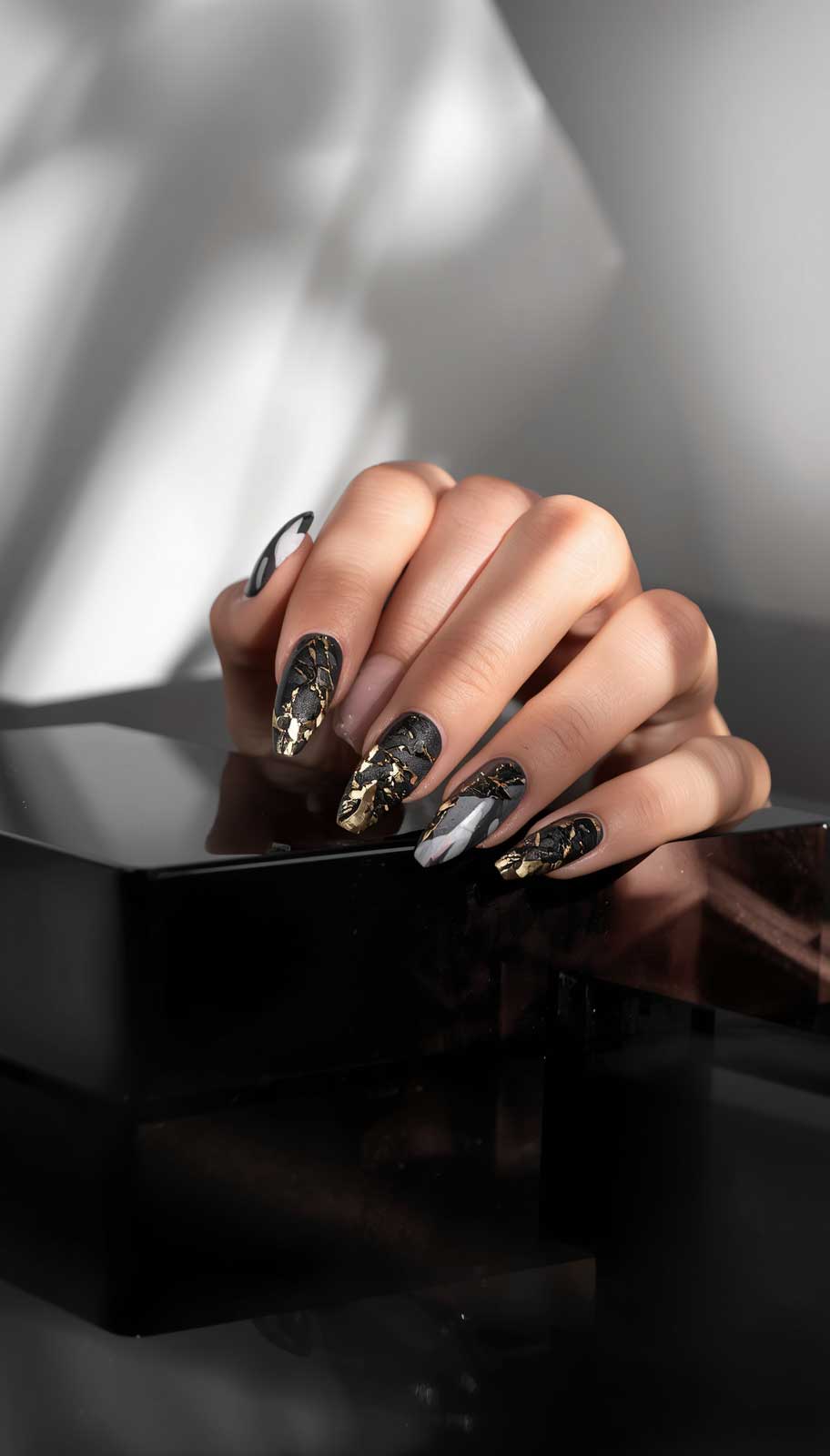 Marble Gold Vein nail design